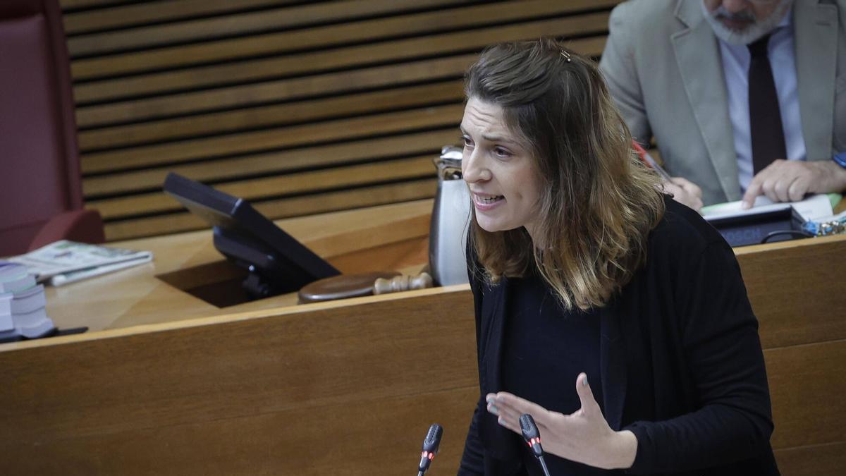 La diputada de Compromís, Paula Espinosa, interviene este miércoles en las Corts.