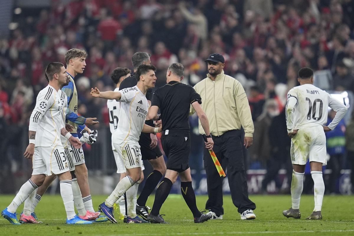 La plantilla del Madrid fue a por el colegiado tras el pitido final