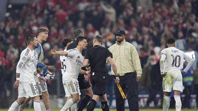 La plantilla del Madrid fue a por el colegiado tras el pitido final