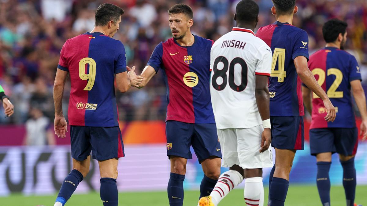 Lewandowski y Lenglet, durante el encuentro ante el Milan