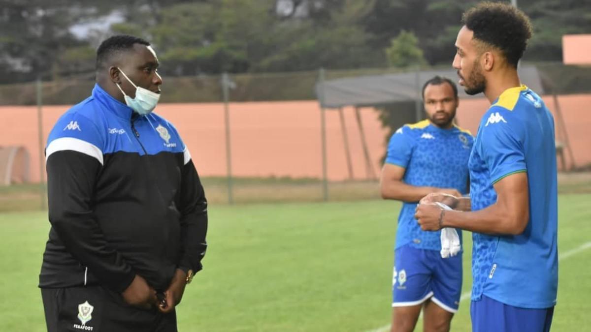 Aubameyang, junto al entrenador asistente de Gabón Anicet Yala