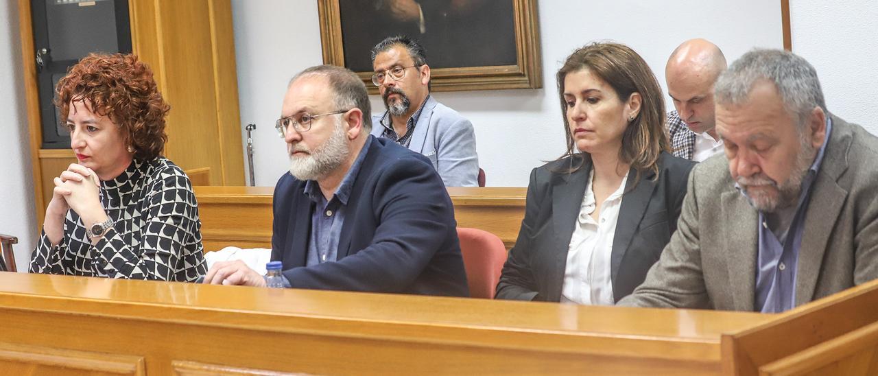 Fanny Serrano, Andrés Antón, Ana Pérez, Andrés Navarro, en primer término y en segundo plano, a la izquierda, Rodolfo Carmona, los cinco concejales del PSOE de Torrevieja