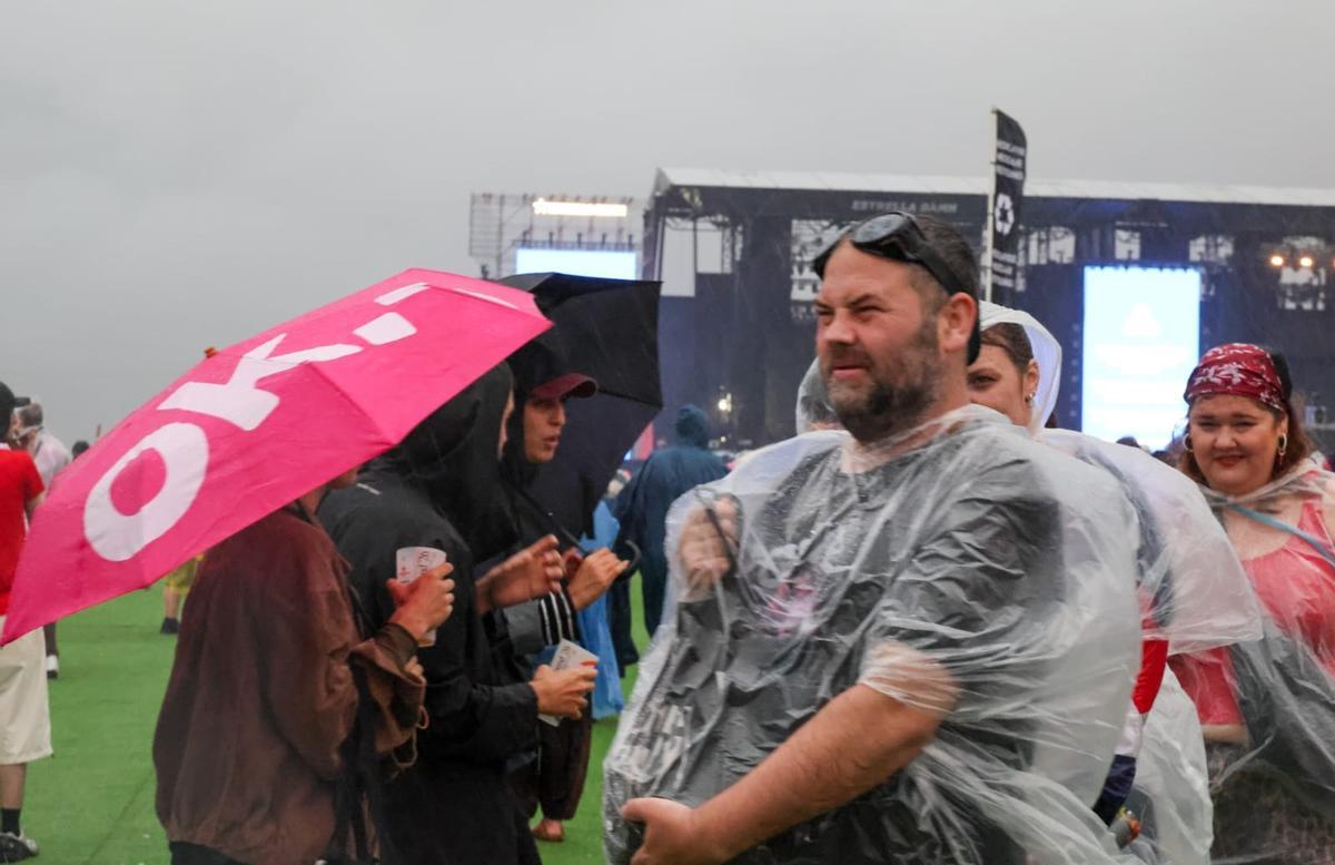 La lluvia suspende temporalmente algunos conciertos el primer día del Primavera Sound. La lluvia suspende temporalmente algunos conciertos el primer día del Primavera Sound.