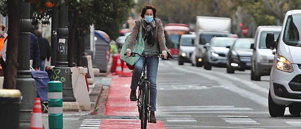 Una ciclista circula por el eje ciclable de las Grandes Vías.