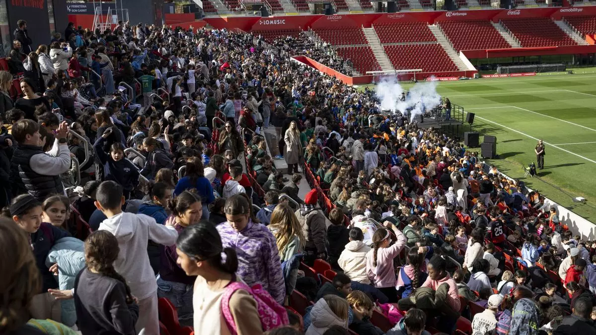 Prohens congrega a 3.500 alumnos por la paz en Son Moix: "Sois el futuro de estas islas"