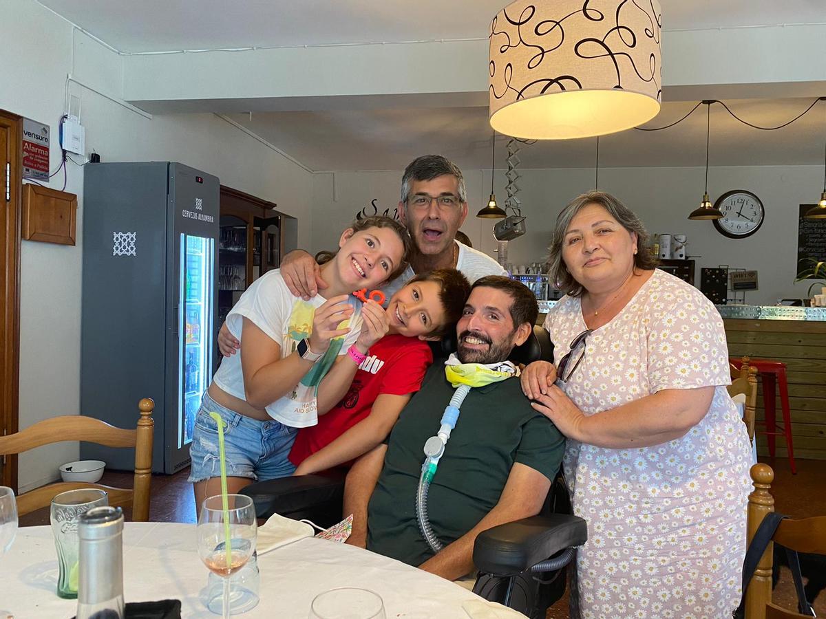 Armando Folgado amb els seus pares i els seus fills.