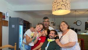 Armando Folgado junto con sus padres y sus hijos