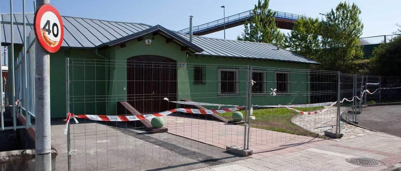 Las instalaciones de la antigua escuela de Barros, que acogerán un centro de educación ambiental.