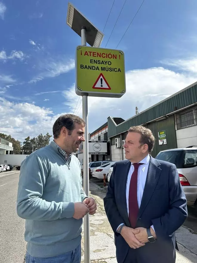 El Ayuntamiento de Córdoba crea una señal de tráfico para alertar de la presencia en la calzada de bandas de música cofrade