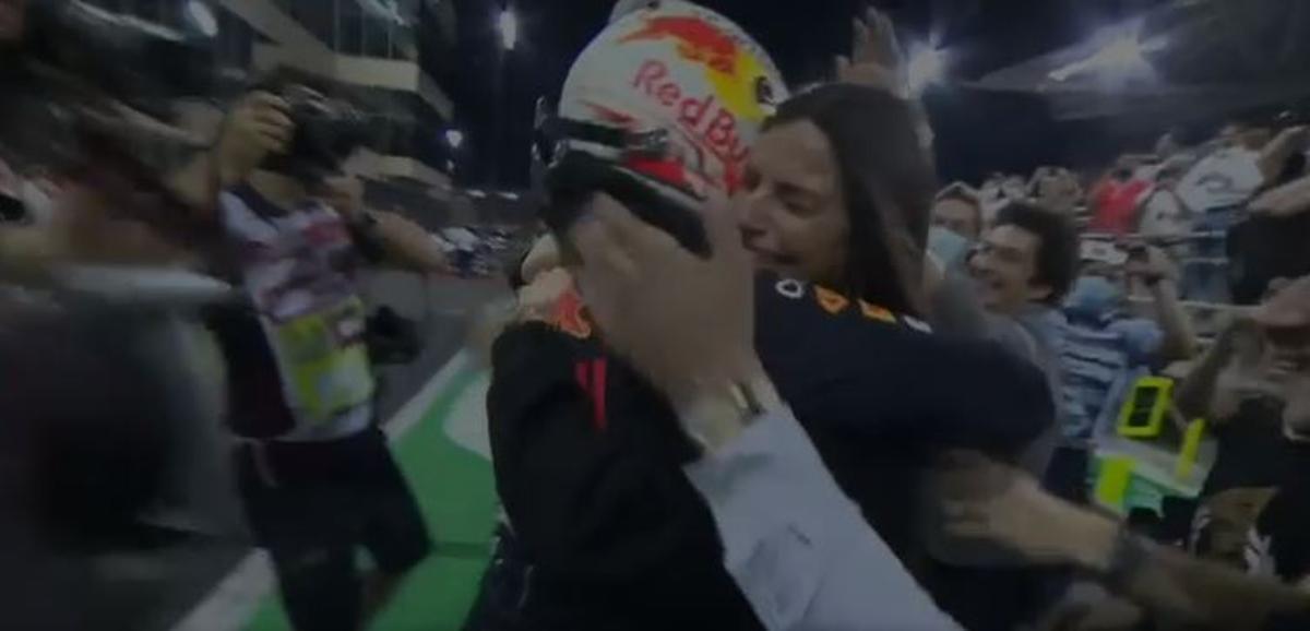 El momento del abrazo de Verstappen con Kelly Pique