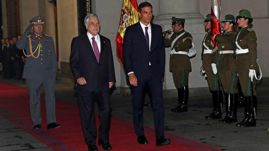 Pedro Sánchez, junto al presidente chileno Sebastián Piñera, ayer en Santiago de Chile. // Efe
