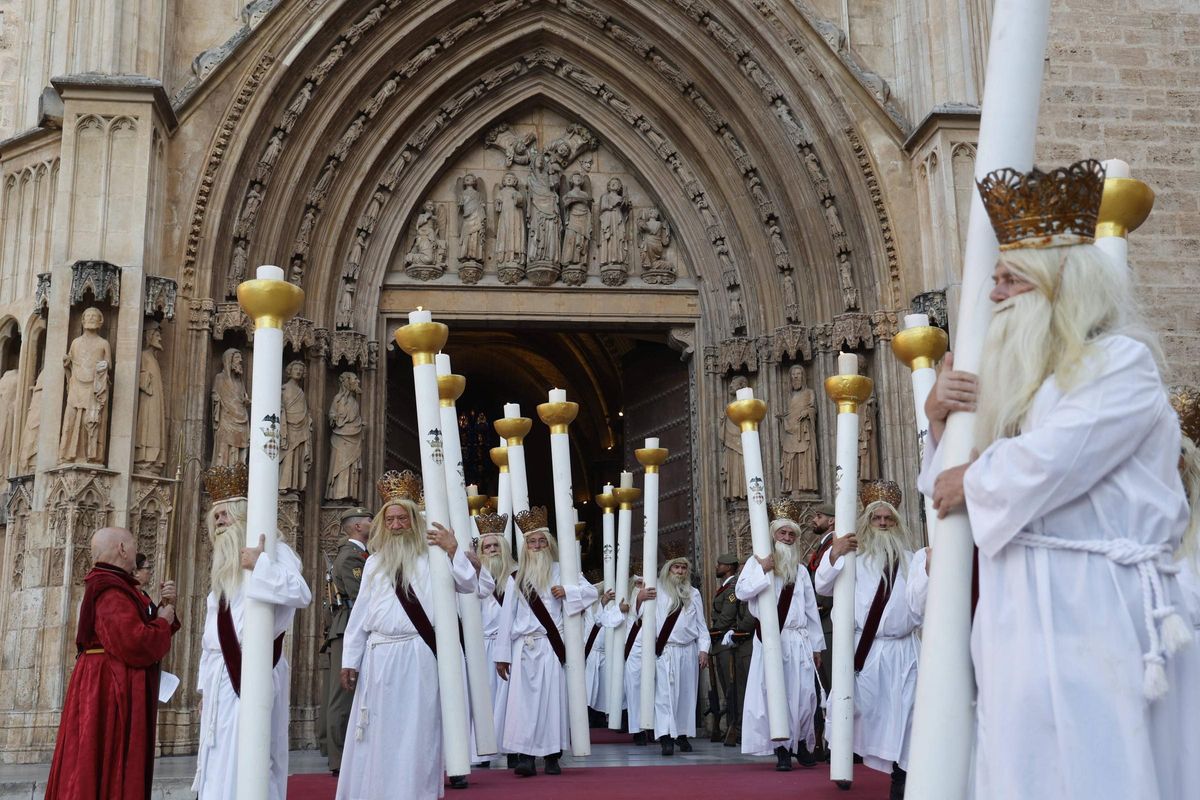Los "cirialots", a la salida de la Catedral