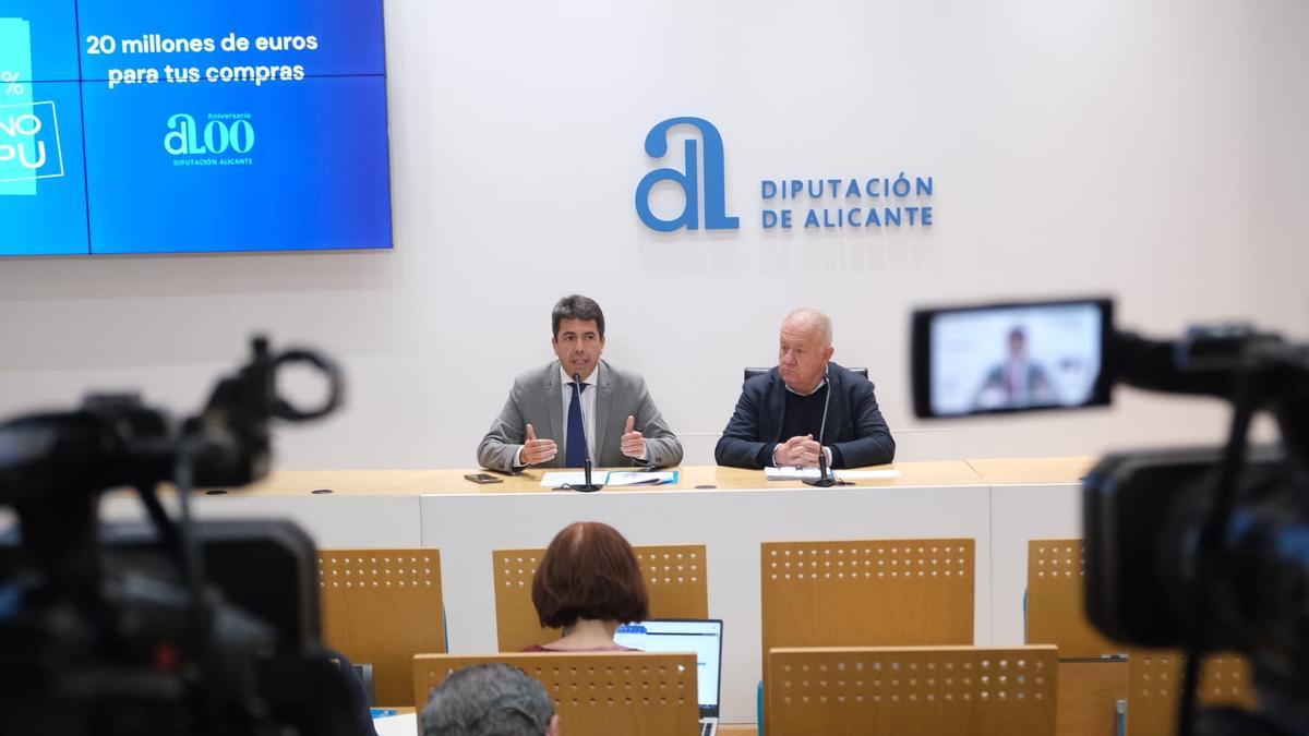 Carlos Mazón y Sebastián Cañadas presentan el bono consumo 2023 de Alicante.