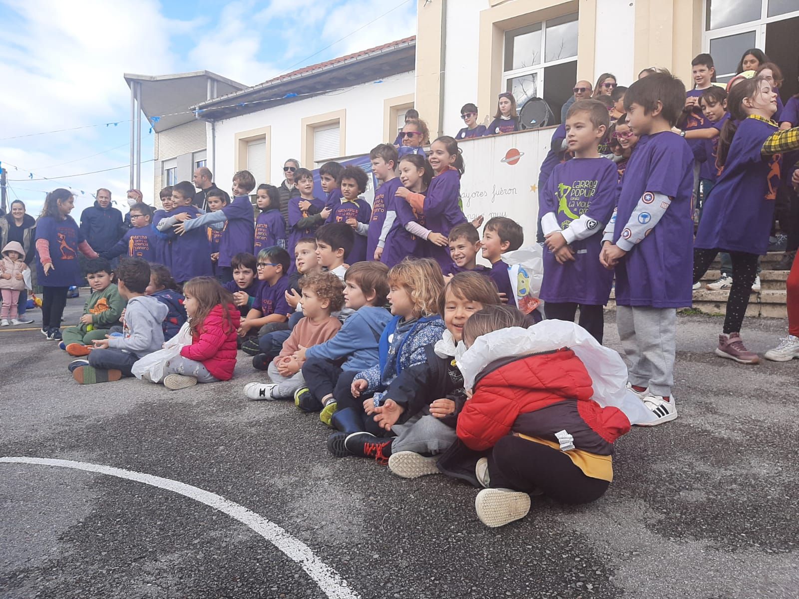 Los niños de Valdesoto y Viella, contra la violencia: así ha sido su jornada reivindicativa