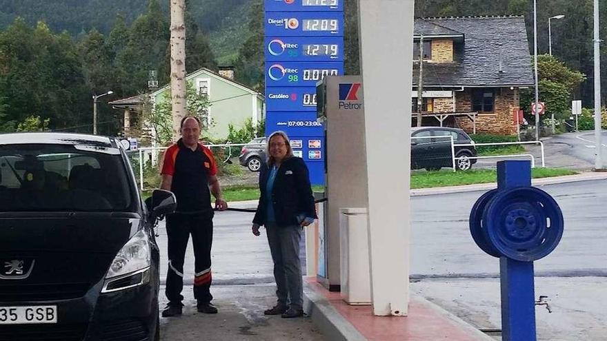 La alcaldesa de San Tirso, Goretti Quintana, repostando en la gasolinera de la localidad.