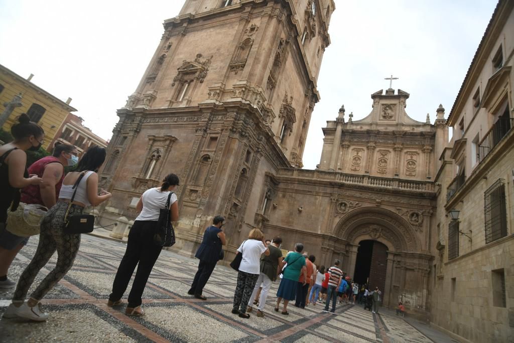 Colas para venerar a la Fuensanta, que se queda en la Catedral de Murcia