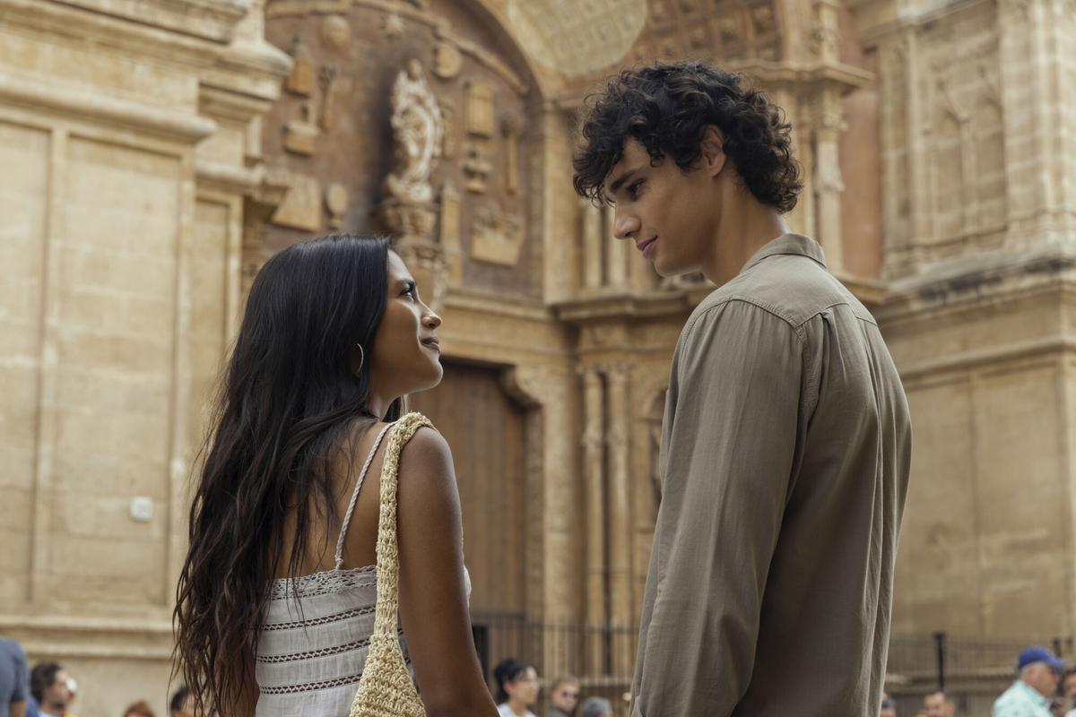 Fotograma cedido por Prime Video que muestra a Maia Reficco (i) como Ry y a Fernando Lindez como Julián en una escena de la película 'The Last Sunrise' que llega este miércoles a Prime Video.
