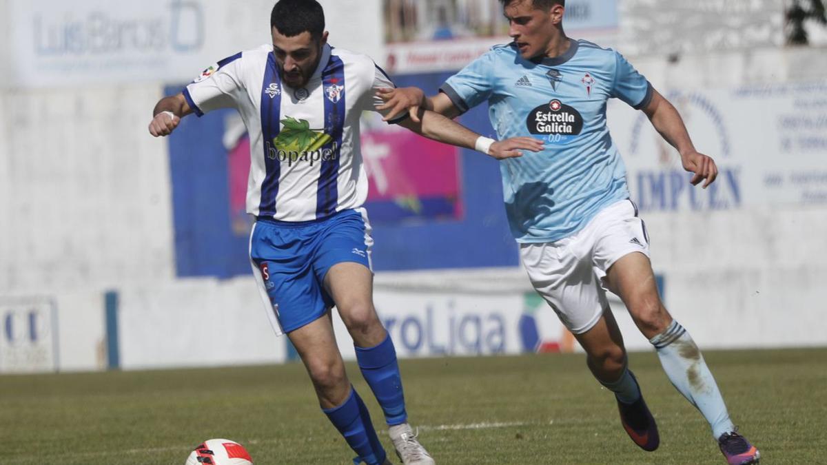 Un jugador del Gran Peña presiona a uno del Areas durante el partido de ayer en A Lomba. // JOSÉ LORES