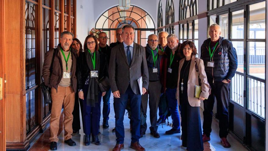 Juan Espadas (c.), con representantes sindicales de sanidad y miembros del grupo Socialista, este miércoles en el Parlamento.