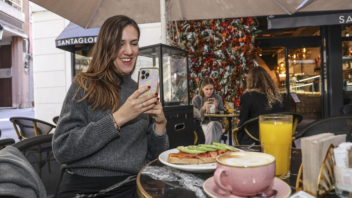 Elena Vidal promociona la gastronomía, costumbres y  cultura de la provincia de Alicante.