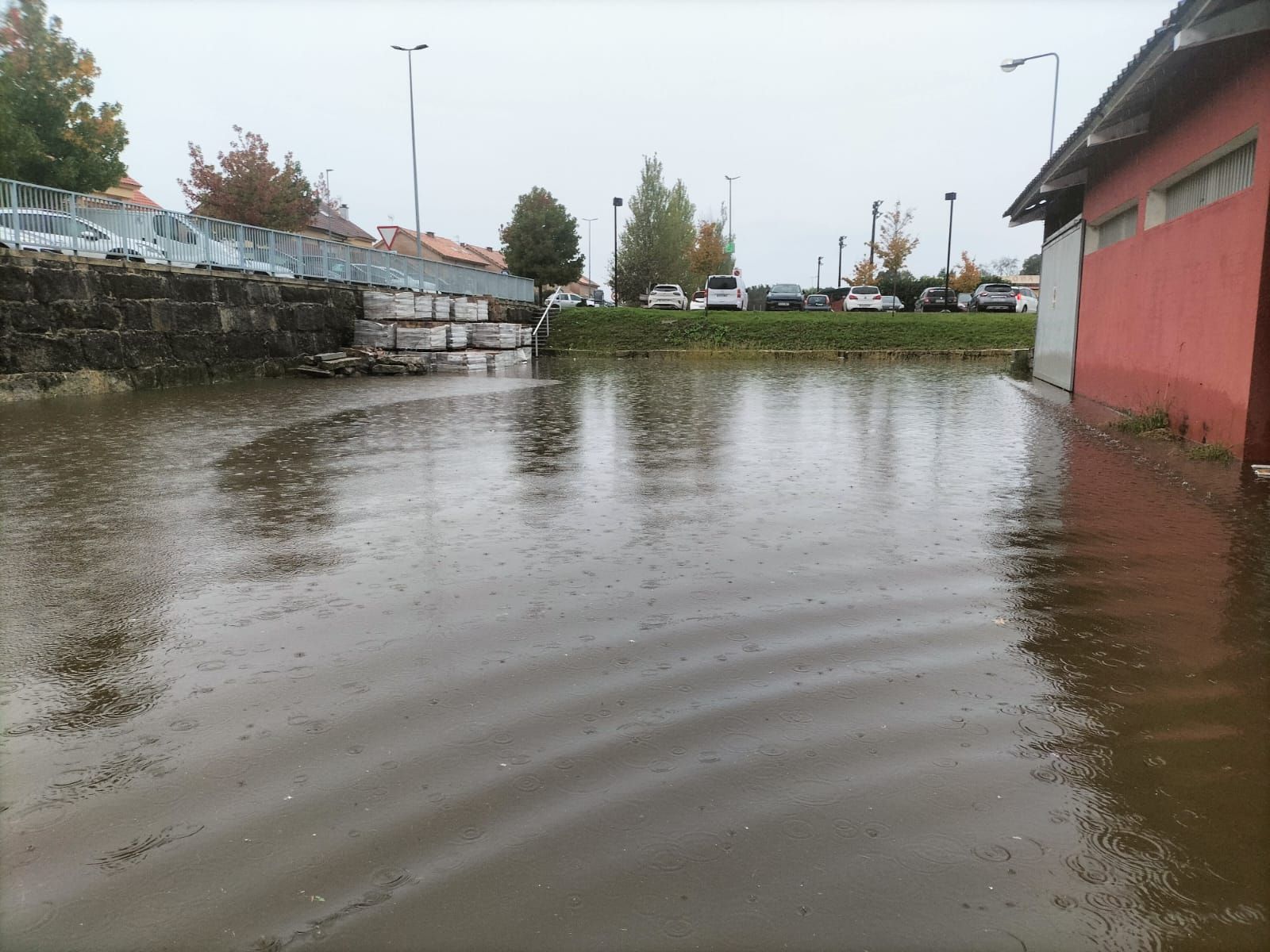 Las intensas lluvias causan desbordamientos en el Val Miñor