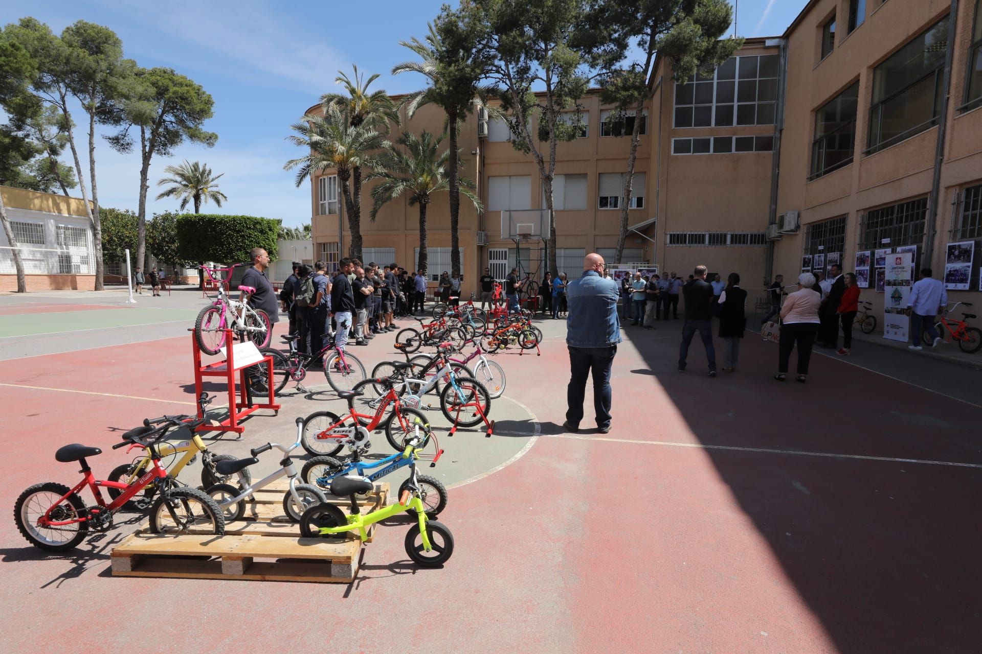 Diez años llevando bicis a quiénes menos tienen