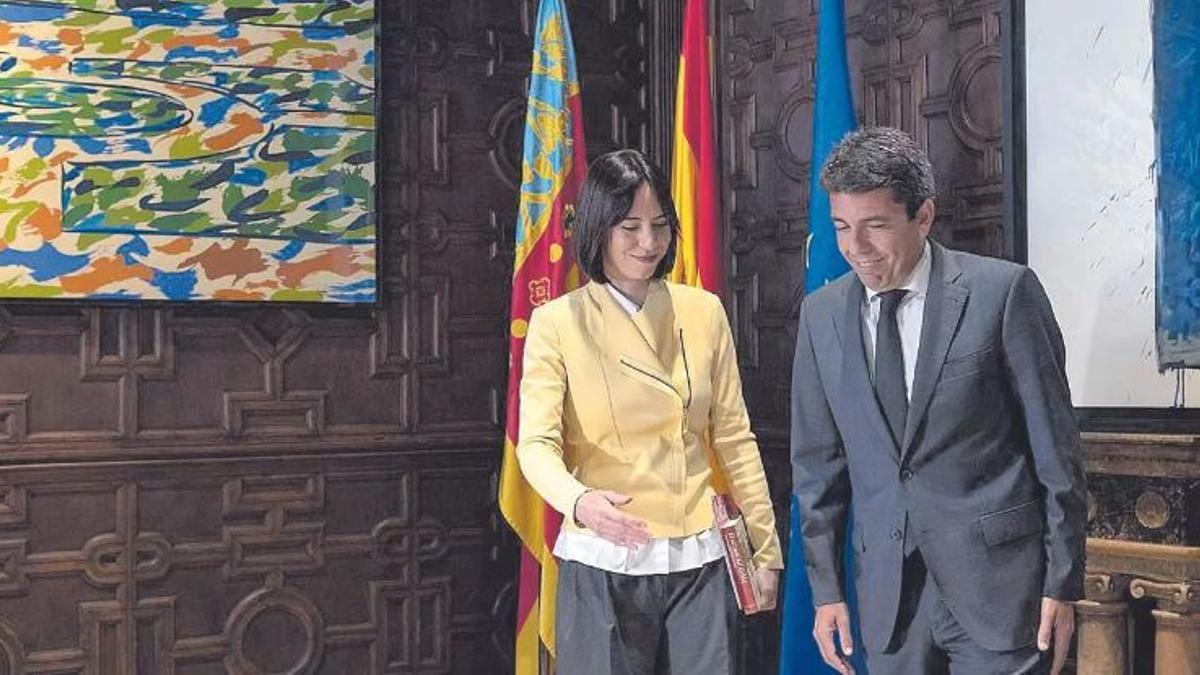Diana Morant y Carlos Mazón se saludan antes del encuentro del pasado jueves