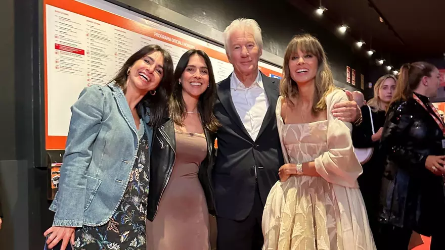 Richard Gere sortea el apagón con una aparición triunfal en Gràcia, por Joan Vehils
