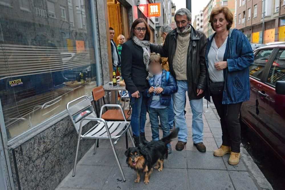 Josín entrega su perro "Trasgu" a Antonia Morales