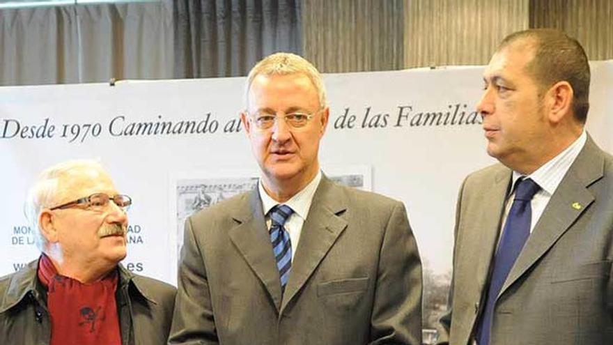 José Ángel Fernández Villa, Jesús Caldera y José Antonio Postigo, el día de la entrega de la medalla de oro al exministro socialista.