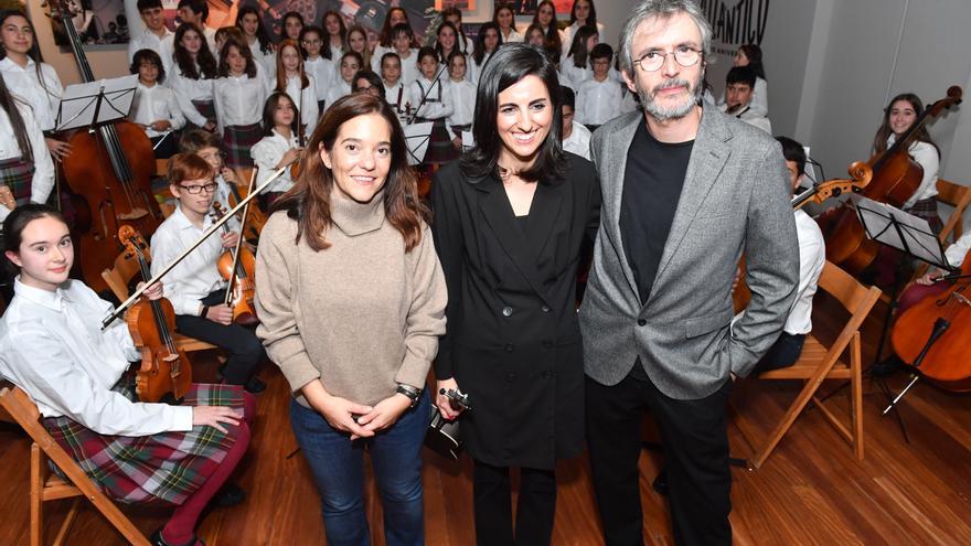 Actuación sorpresa de alumnos del colegio Obradoiro en la inauguración de la exposición de Xoel López