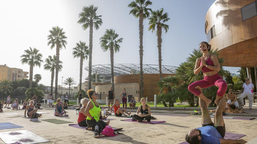 Yoga y meditación irradian energía a la ciudad de Ibiza