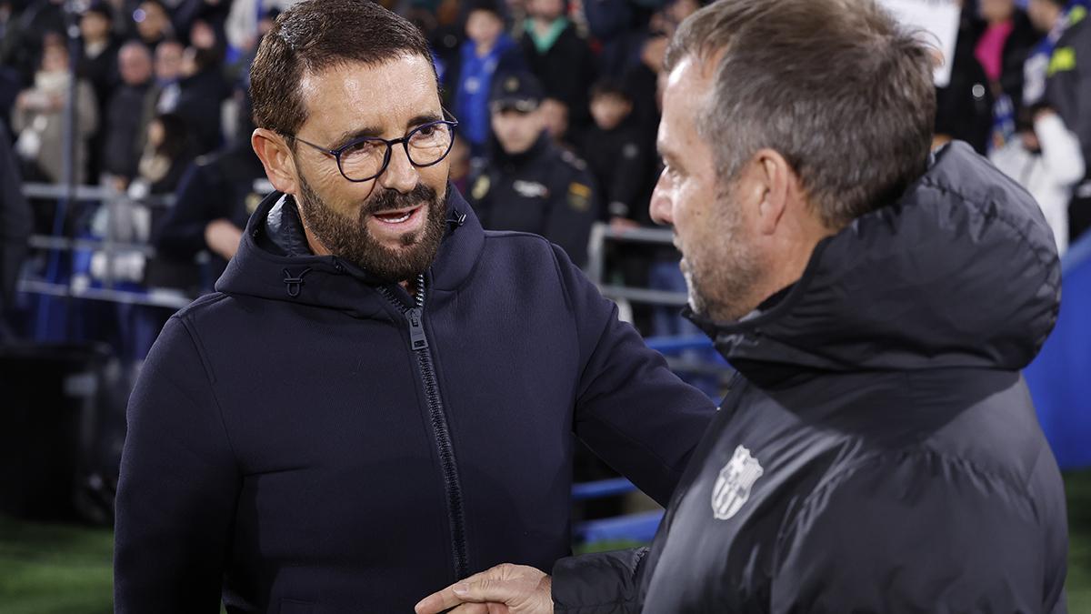 Los técnicos del Getafe, Pepe Bordalás (i) y del FC Barcelona, el alemán Hansi Flick,