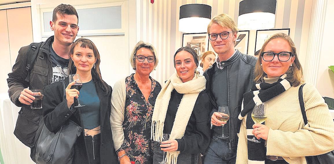 Angelina Zvekova, Víctor Porlan, Rosa, Carla Corbett, Toti Reynés y Lola Recalde.