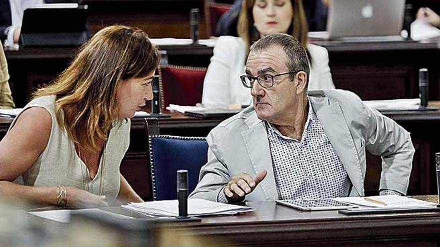 Armengol junto al vicepresidente Yllanes, el martes en el Parlament.