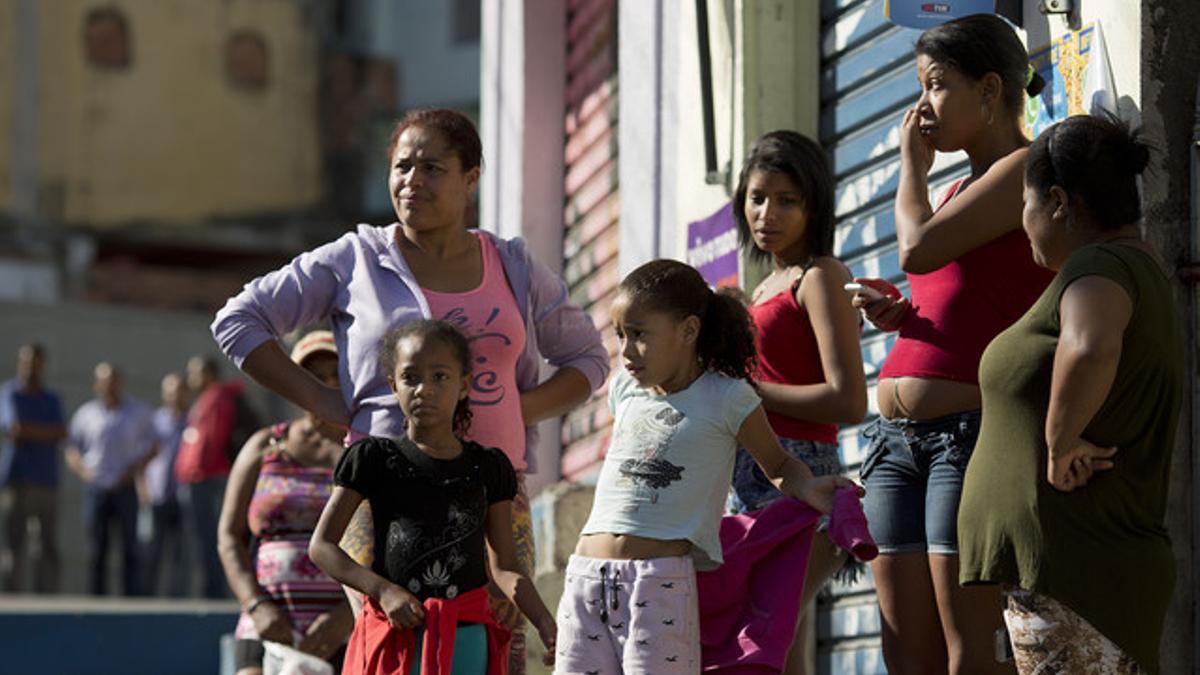 Residentes en una calle donde durante la madrugada del sábado a domingo han muerto 10 personas en Osasco.