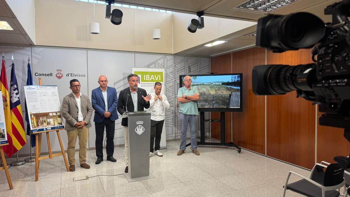 El alcalde de Ibiza, Rafael Triguero; Vicent Marí; el conseller balear de Vivienda, Territorio y Movilidad, José Luis Mateo; el vicepresidente primero del Consell, Mariano Juan y el gerente del IBAVI, Roberto Cayuela en rueda de prensa