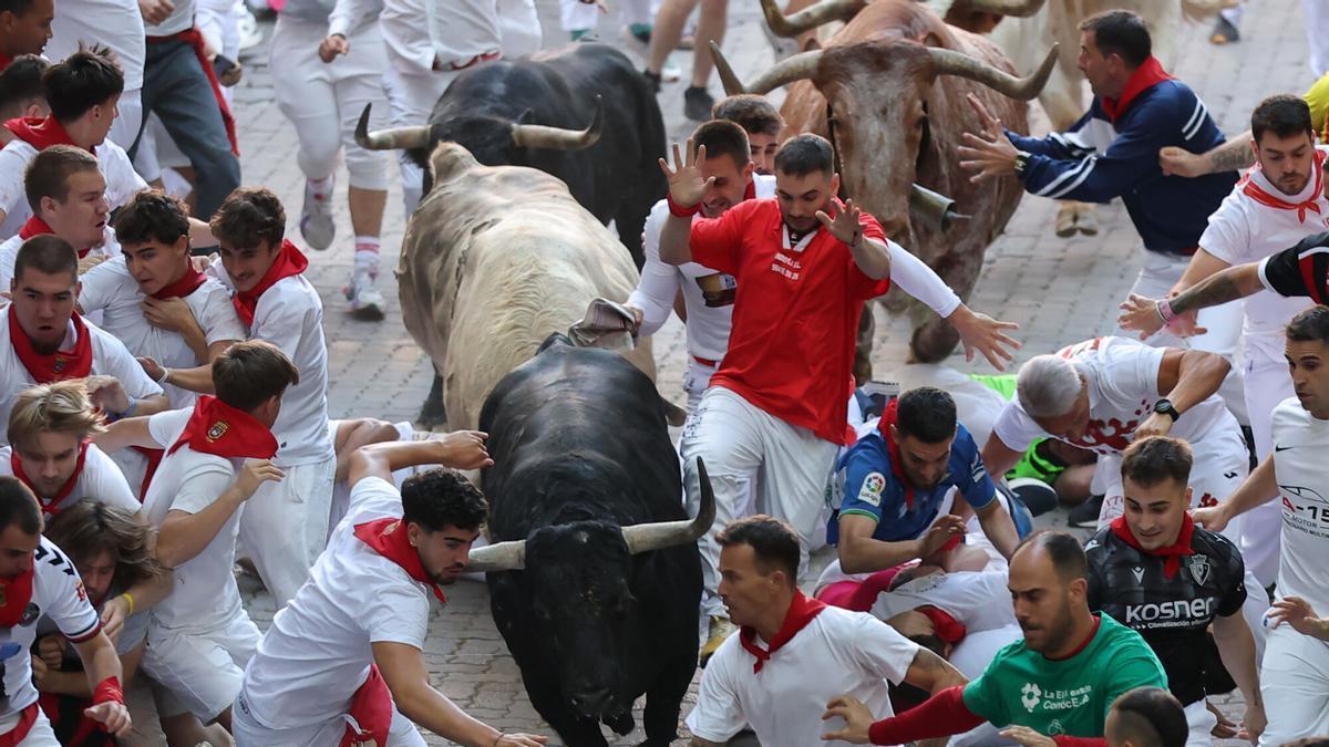 ENCIERRO SAN FERMÍN 2026 | Los toros de Fuente Ymbro inauguran los Sanfermines 2026 con un rápido y emocionante encierro sin heridos por asta