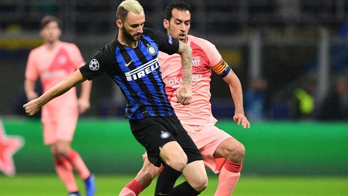 Busquets lucha por un balón con Brozovic en el Inter - Barça