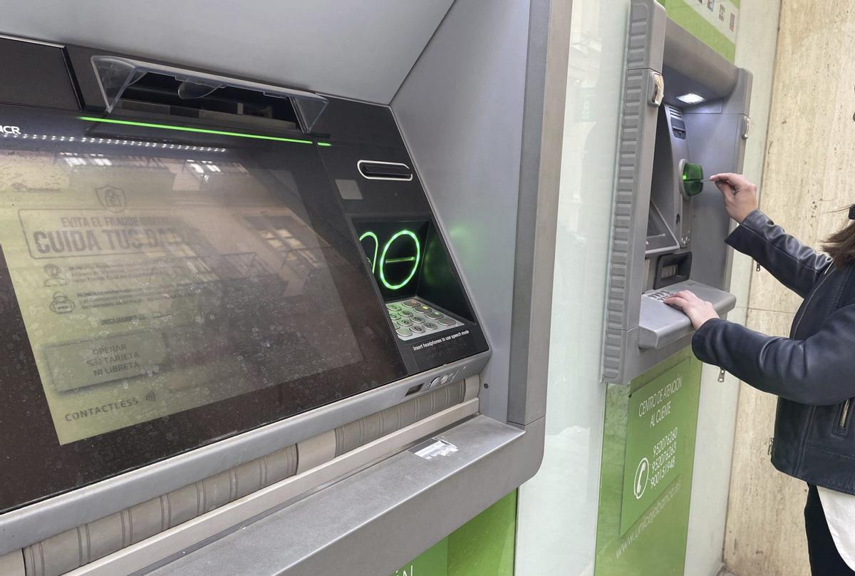 Un cliente realiza una operación en un cajero automático.