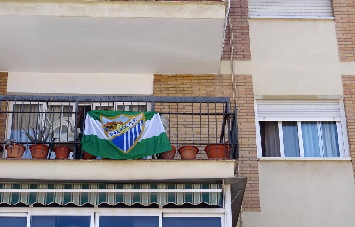 Miles de malagueños muestran su apoyo al Málaga con banderas, camisetas o bufandas blanquiazules. Miles de malagueños muestran su apoyo al Málaga con banderas, camisetas o bufandas blanquiazules.