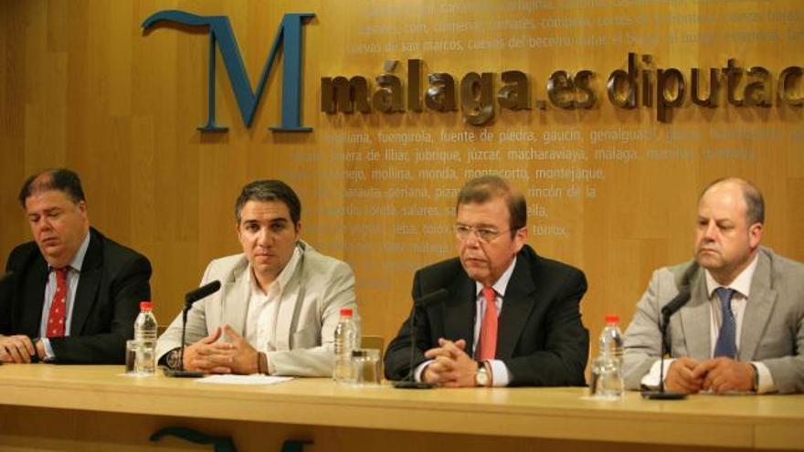 Elías Bendodo y Rafael Recio (en el centro de la imagen), durante la presentación del acuerdo de colaboración.