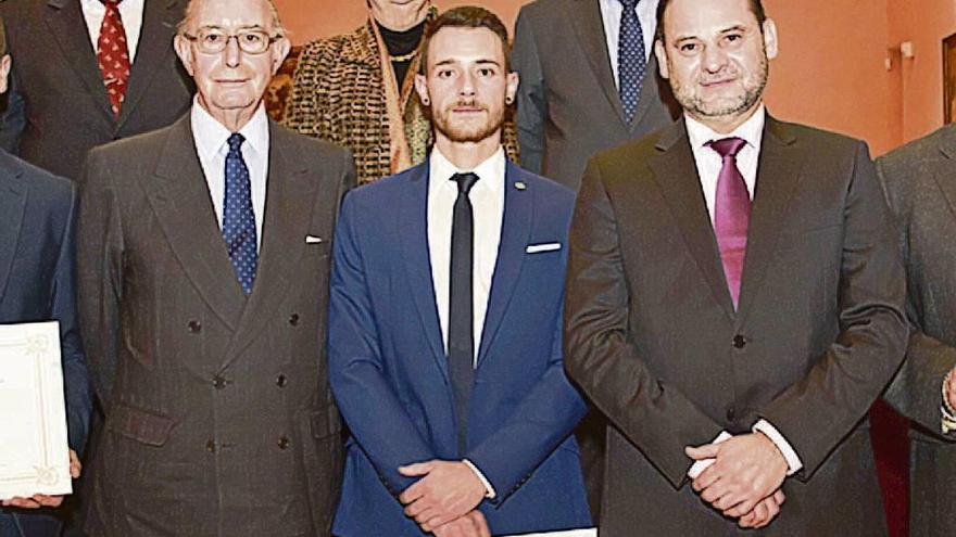 Iván Couceiro, en Madrid, entre el ministro Ábalos (dcha.) y el presidente de la asociación de constructores.