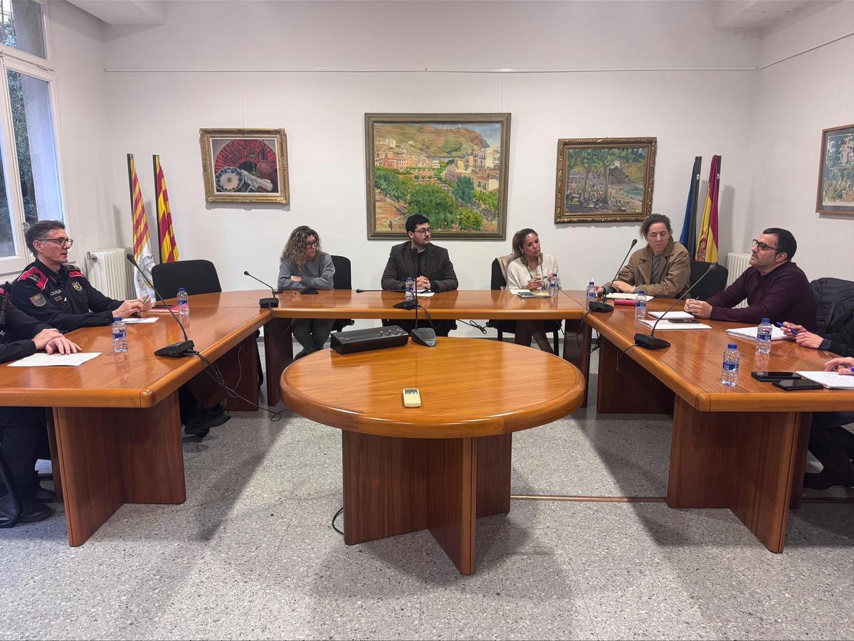 Constitució i primera reunió de la taula de treball pel sensellarisme al saló de plens de l’Ajuntament de Portbou.