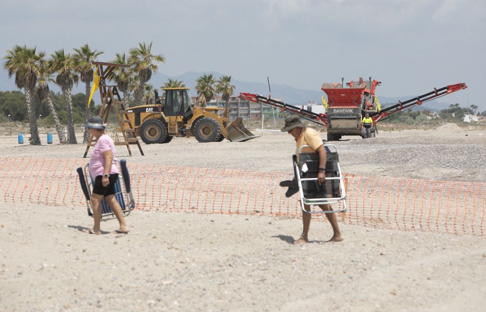 Carrera a contrarreloj para tener a punto la playa de Canet d'En Berenguer