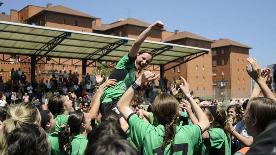 Se despidió a lo grande Laura Alonso, autora del gol y a la que aquí vemos a hombros de sus compañeras.