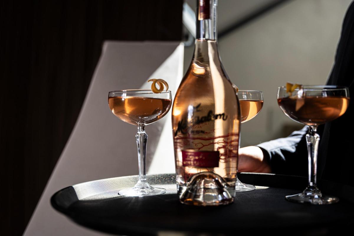 Durante el encuentro se destacó el papel que desempeñan los elementos materiales del servicio —la vajilla, el textil o el equipamiento de mesa-.