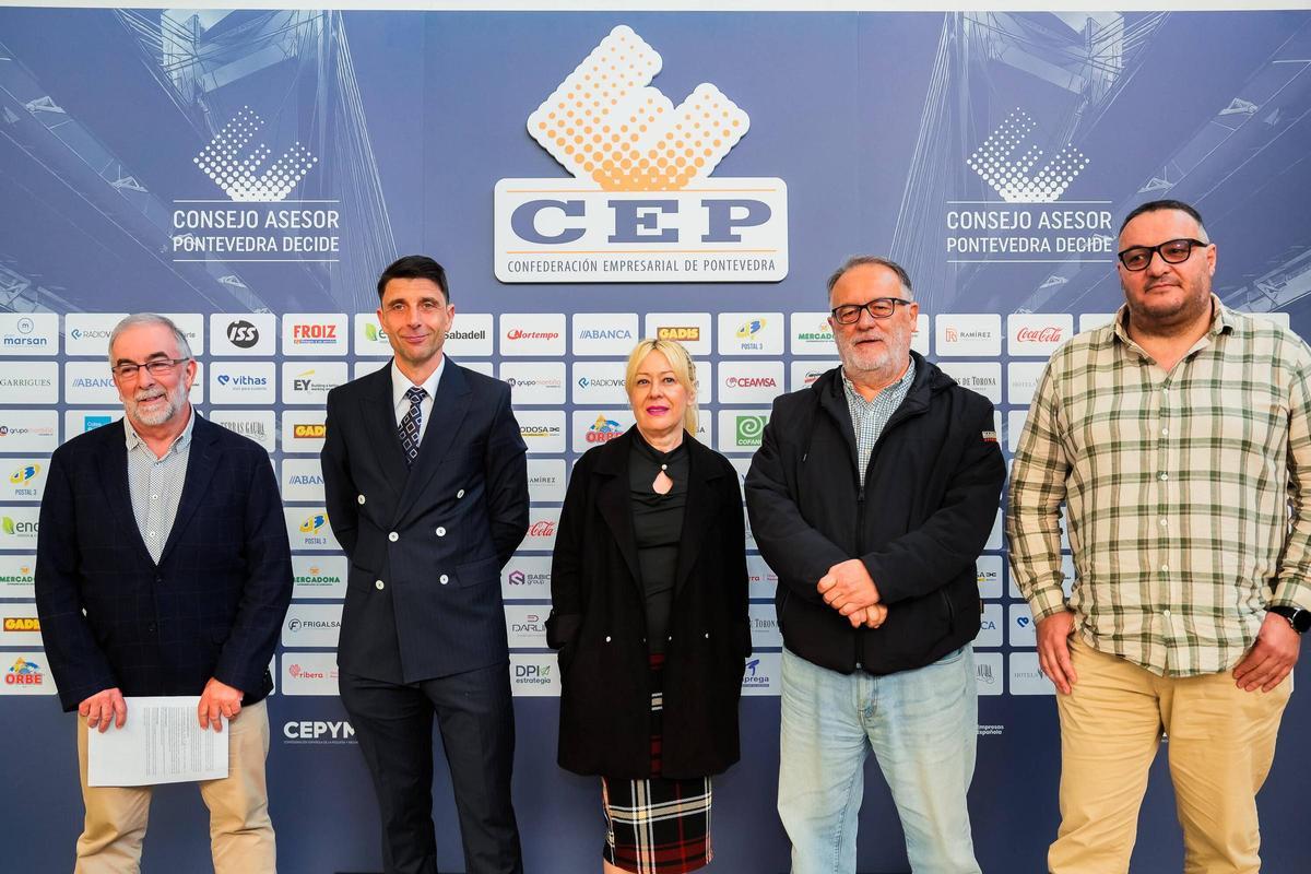 Los representantes de los trabajadores y de las empresas en la firma del Convenio Colectivo del Comercio Vario de la provincia de Pontevedra.