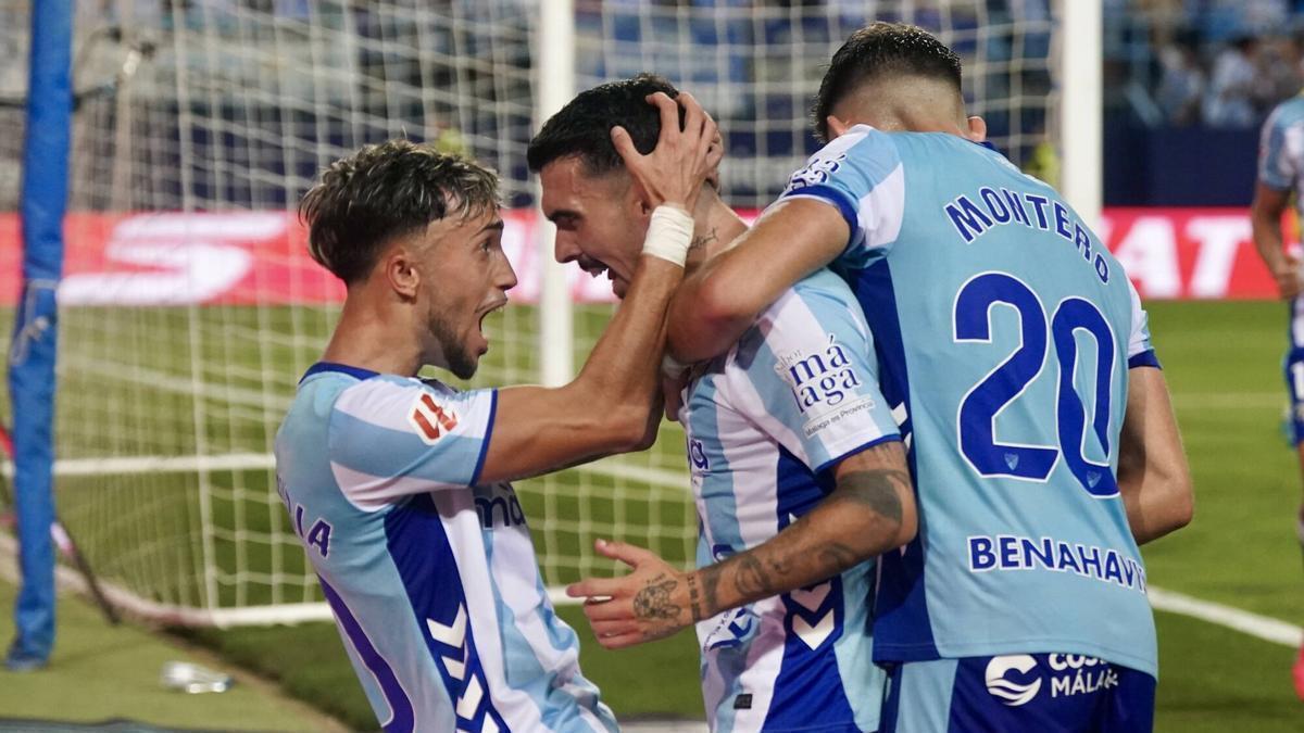 Larrubia, Joaquín (goleador) y Montero celebran el tanto del Málaga CF.