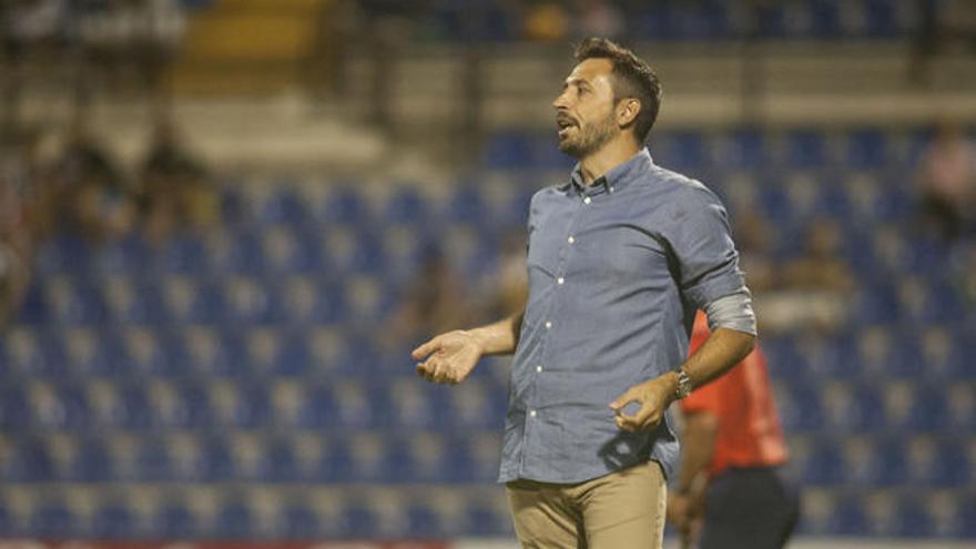 El entrenador Manolo Herrero observa el juego de los futbolistas del Hércules durante el partido contra el filial del Levante.